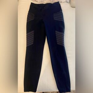 Stylish Black Leggings with Ribbed Detail